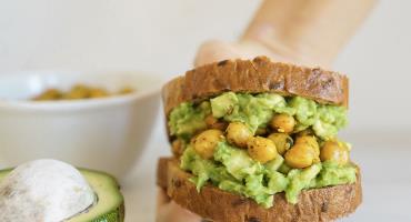 Toast con Avocado e Ceci alla Curcuma