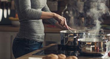 Cucinare risparmiando: 5 consigli per mantenere bassi i consumi in cucina