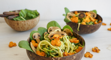 “Zoodles” con funghi e fiori di patata dolce